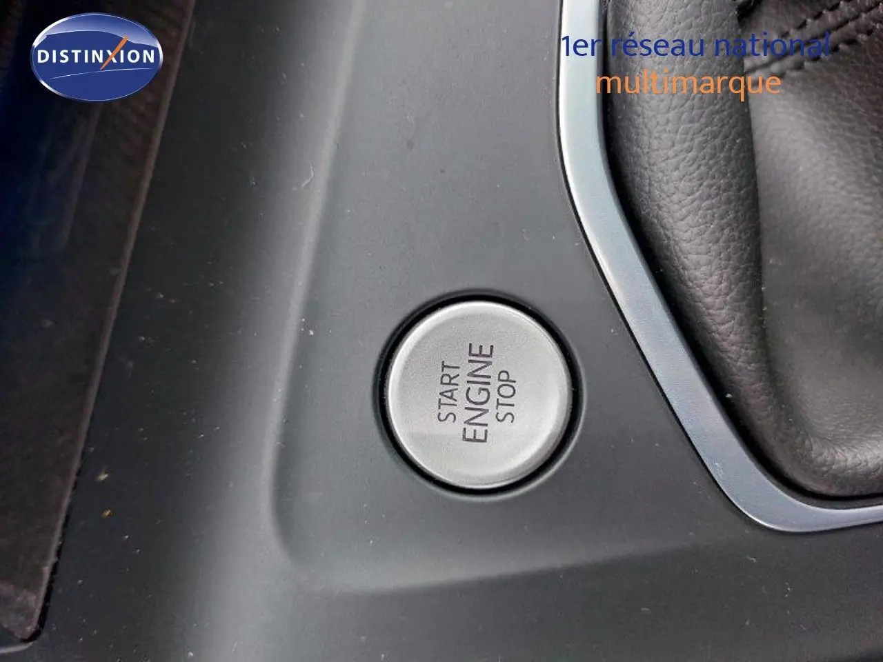 Bouton Start Engine Stop en gros plan sur la console centrale d'une Volkswagen Golf noire métal 2024.