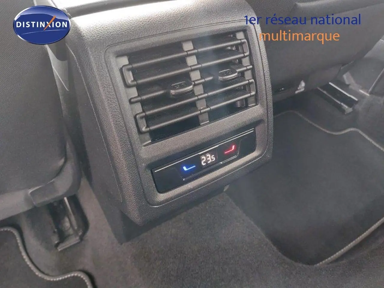 Détail de la ventilation arrière avec réglage de la climatisation à 23,5°C dans une Volkswagen Golf noire 2024.
