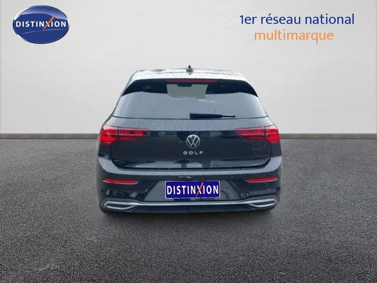 Vue arrière d'une Volkswagen Golf 1.5 TSI noire métal 2024 avec feux LED et double sortie d'échappement intégrée.