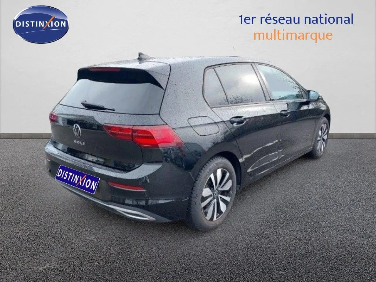 Vue 3/4 arrière droite d'une Volkswagen Golf 1.5 TSI noire métal avec feux arrière LED et jantes alliage.