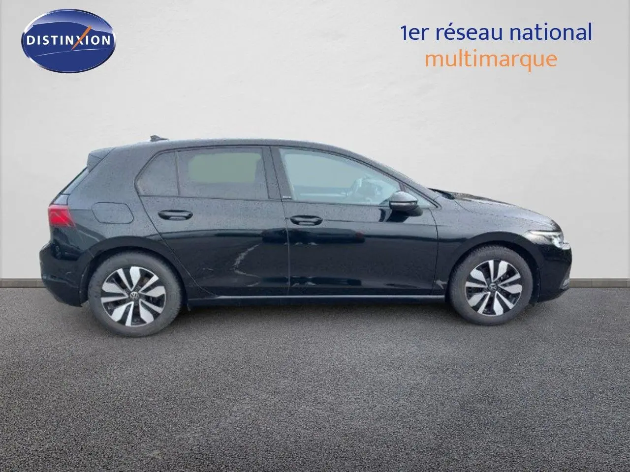 Profil latéral droit d'une Volkswagen Golf 1.5 TSI 150CH Goal noire métal avec jantes distinctives, vue 2024.