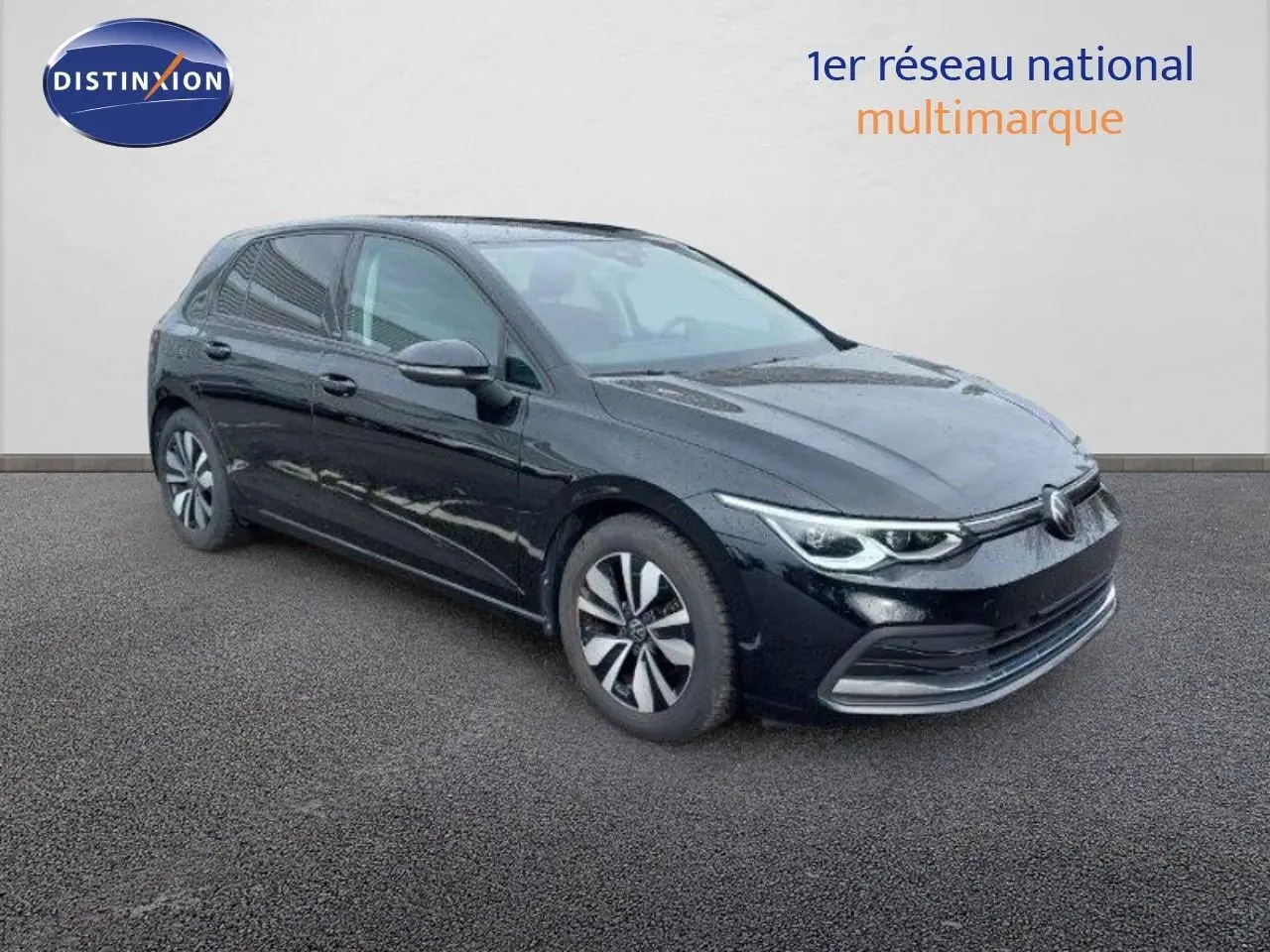 Volkswagen Golf 1.5 TSI noir métal vue 3/4 avant côté gauche avec feux LED et jantes alliage.