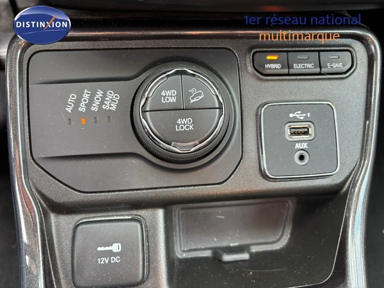 Vue rapprochée du panneau de commandes 4WD et connectiques USB/AUX du Jeep Compass blanc hybride rechargeable.