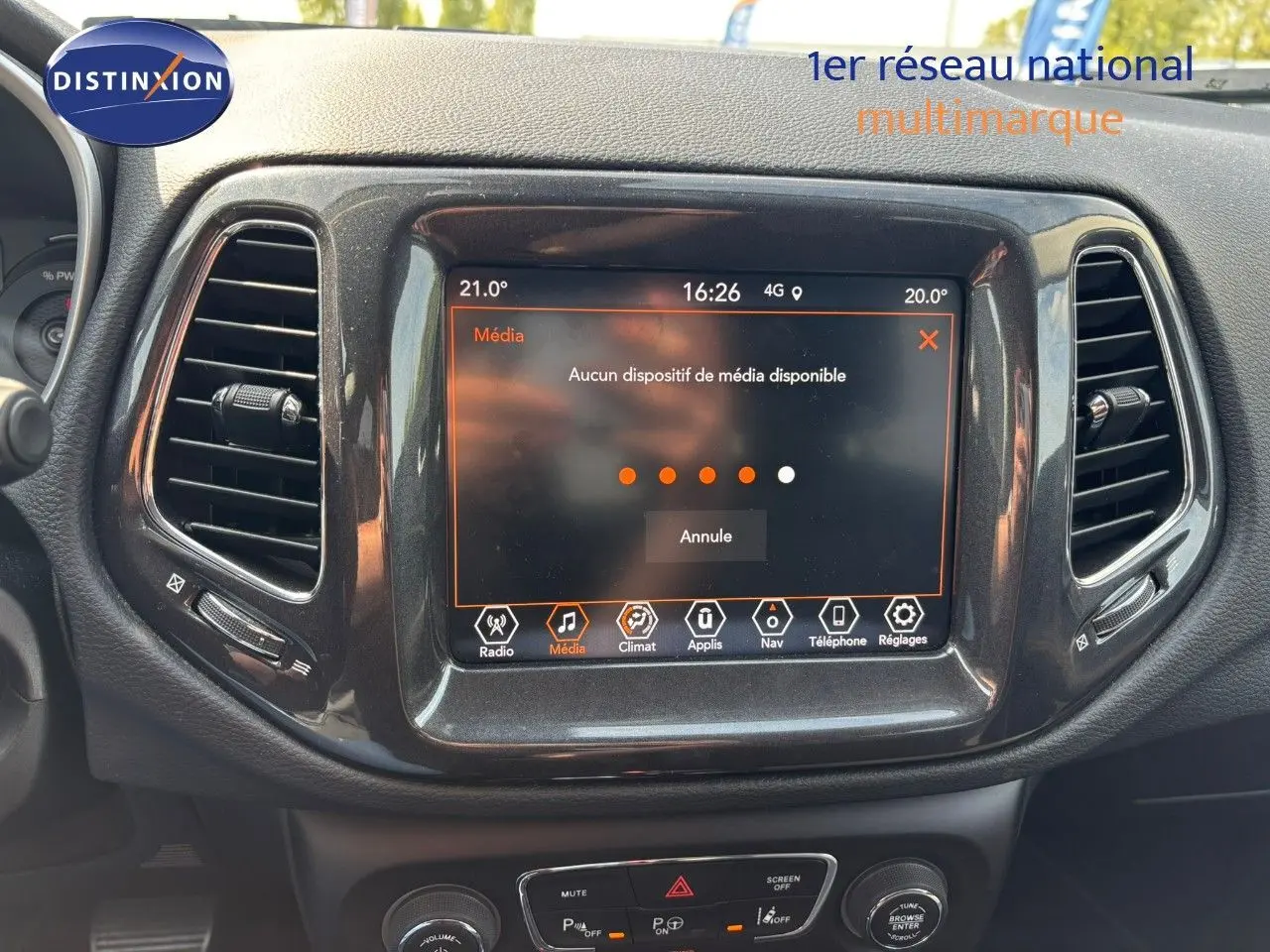 Écran tactile central du tableau de bord du Jeep Compass blanc 2021, avec commandes multimédia visibles.