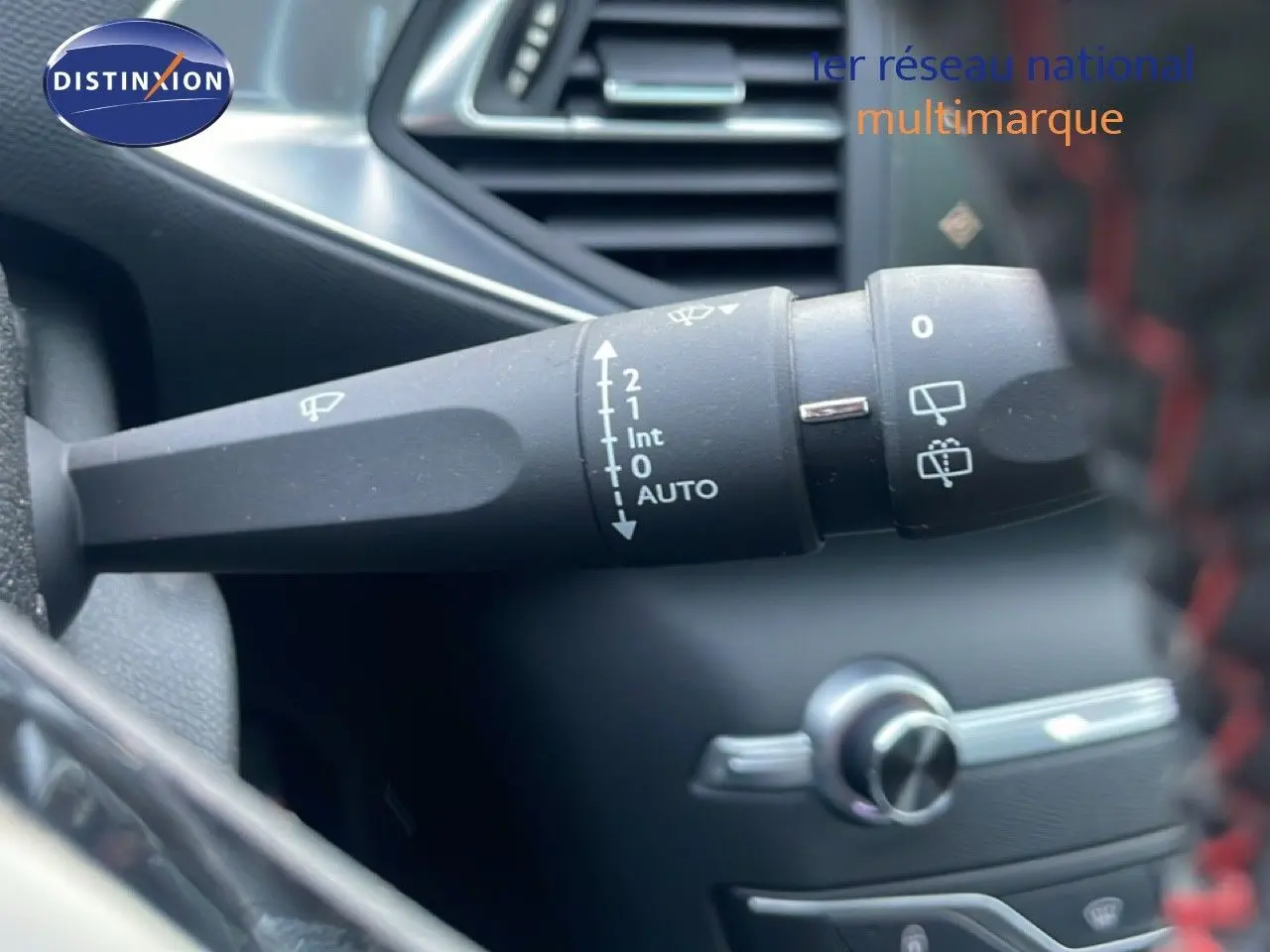 Gros plan sur la commande d’essuie-glace à gauche du volant dans l’habitacle gris du Peugeot 308 GT Line 2017.