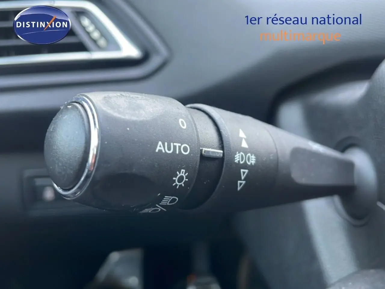 Gros plan sur la commande d’éclairage intérieur d’une Peugeot 308 gris Artense, vue côté gauche du volant.