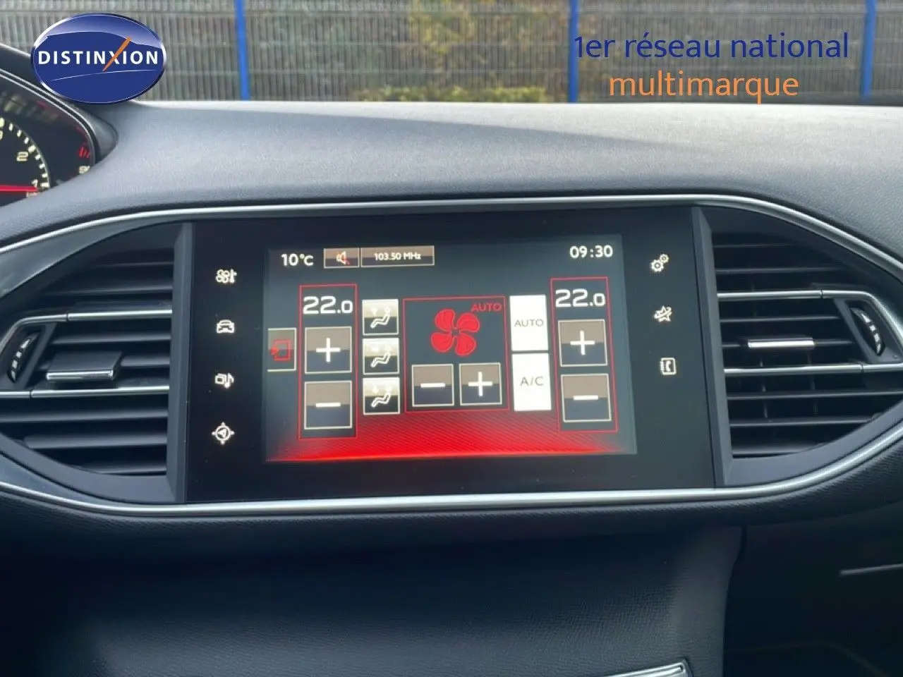 Écran tactile central du tableau de bord de la Peugeot 308 gris Artense, affichant la climatisation à 22°C.