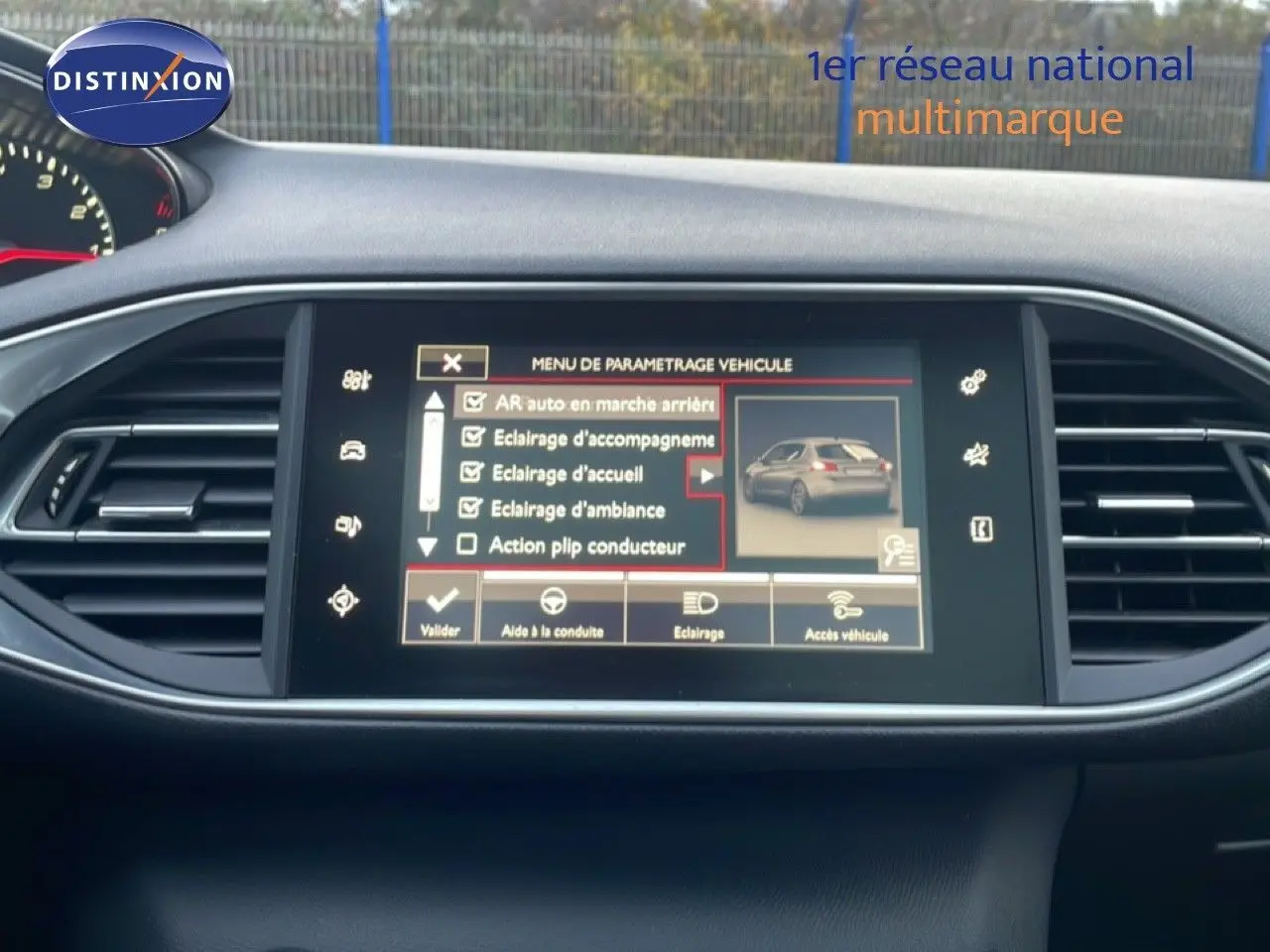 Écran central tactile du tableau de bord de la Peugeot 308 GT Line 2017 en gris Artense, affichant le menu de paramétrage véhicule.