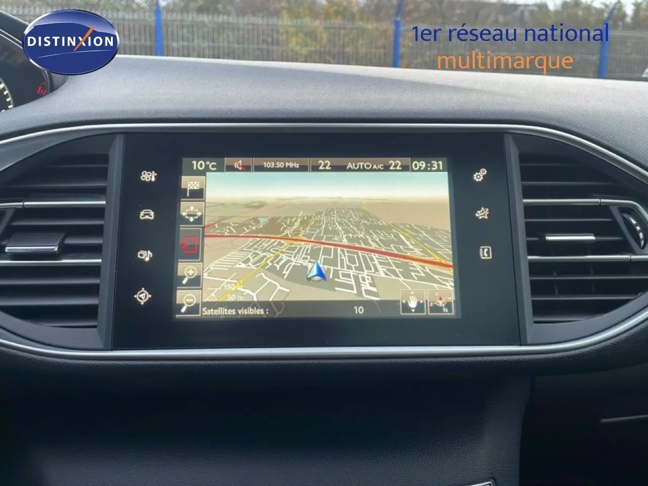 Écran central tactile du tableau de bord de la Peugeot 308 gris Artense, affichant la navigation GPS en extérieur.