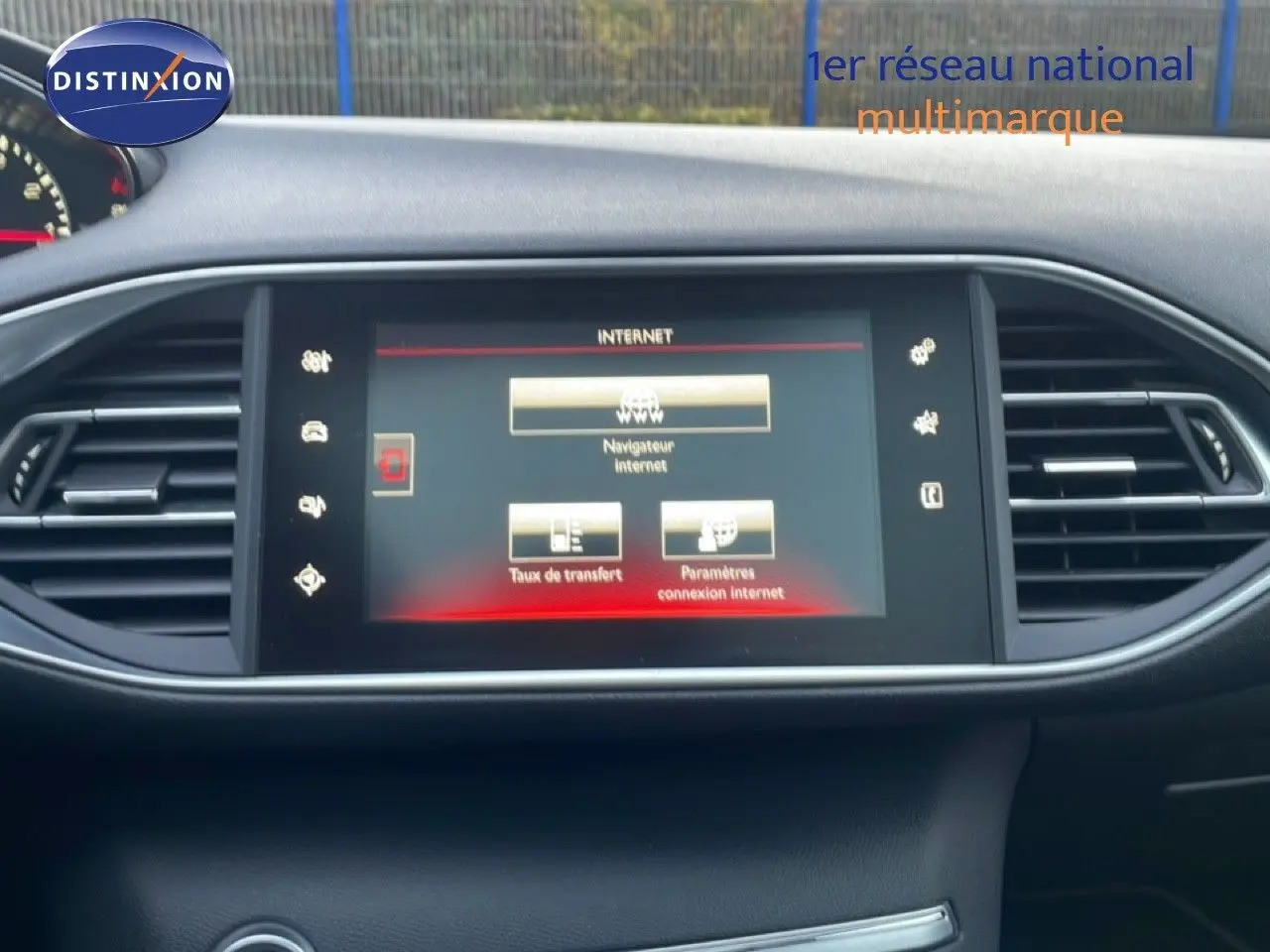 Écran tactile central affichant les options internet dans l’habitacle d’une Peugeot 308 gris Artense, vue de face.