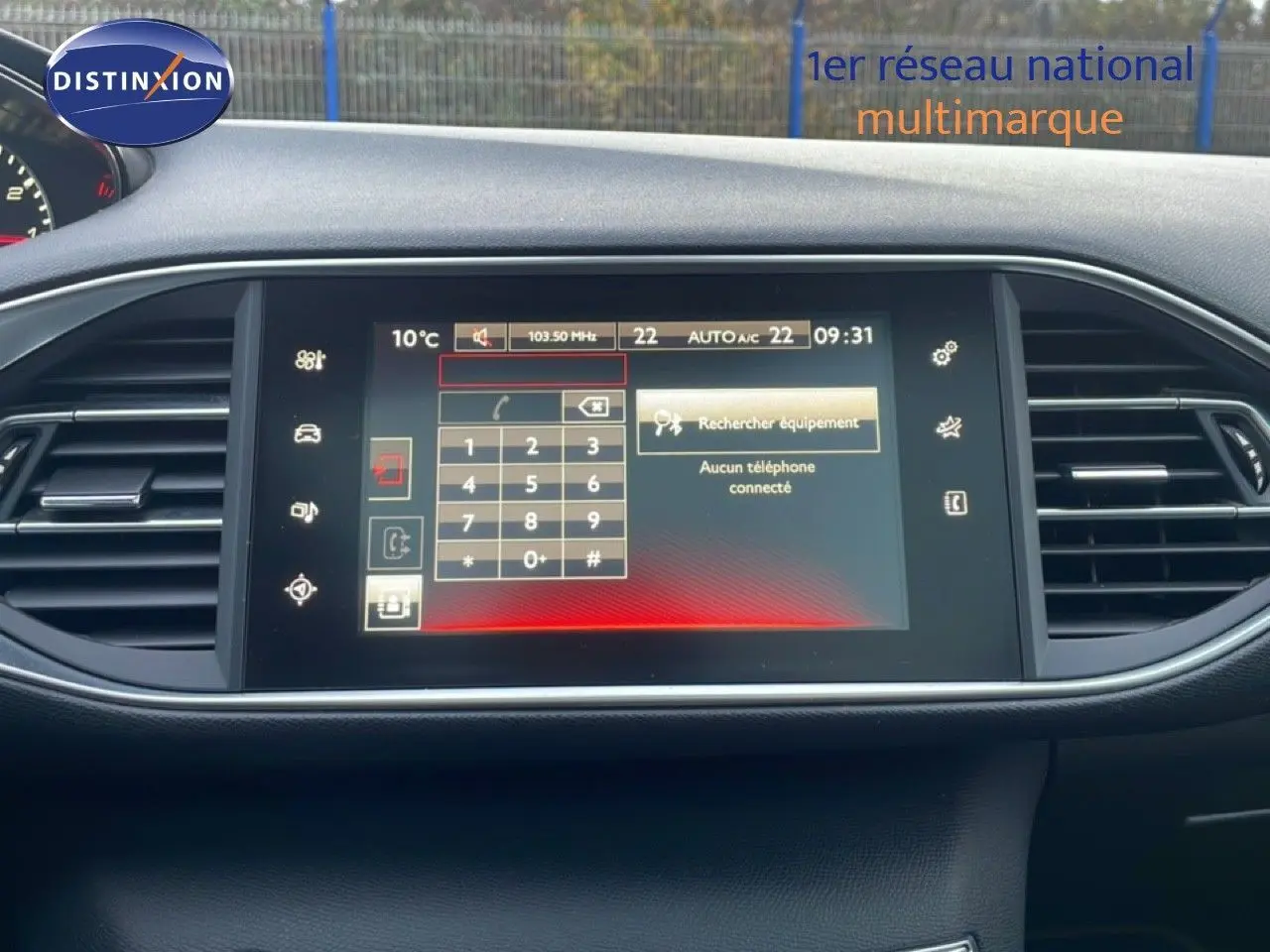 Écran tactile central du tableau de bord de la Peugeot 308 gris Artense, affichant le menu téléphone et climatisation.