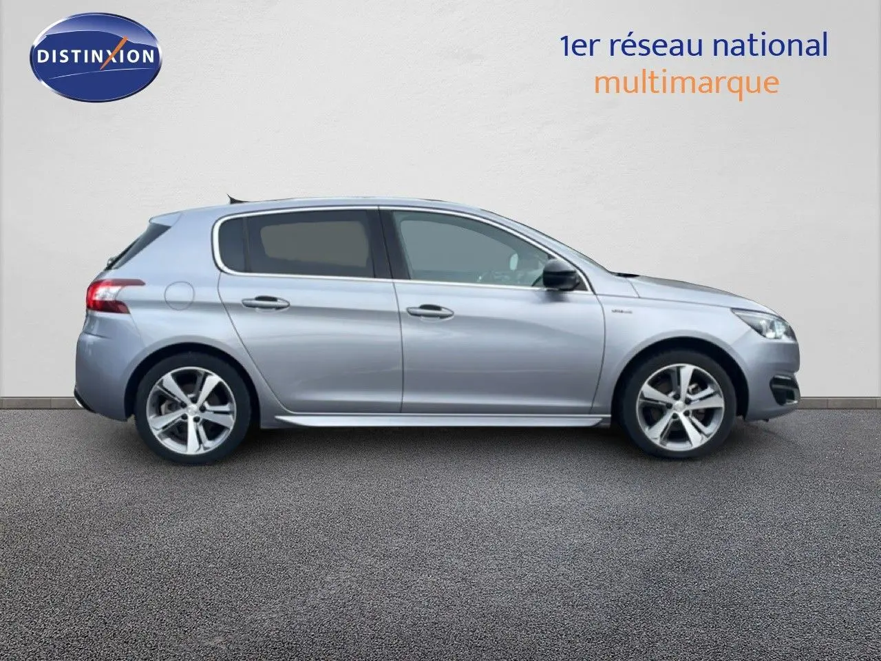 Profil latéral droit d'une Peugeot 308 gris Artense de 2017, avec jantes alliage et cinq portes visibles.