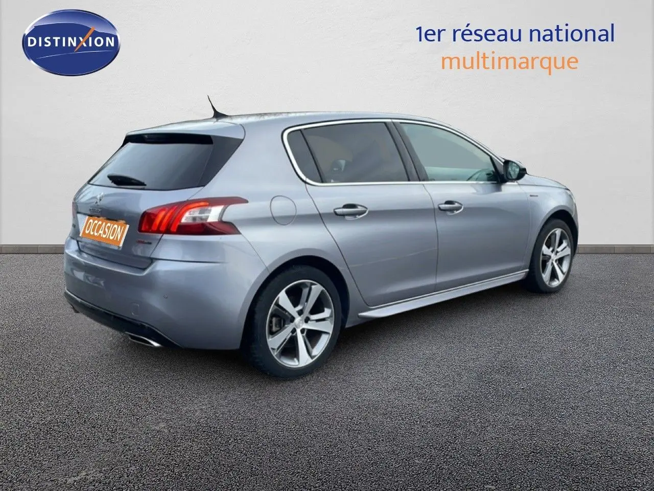 Vue 3/4 arrière droite d'une Peugeot 308 gris Artense avec feux LED et jantes alliage cinq branches.