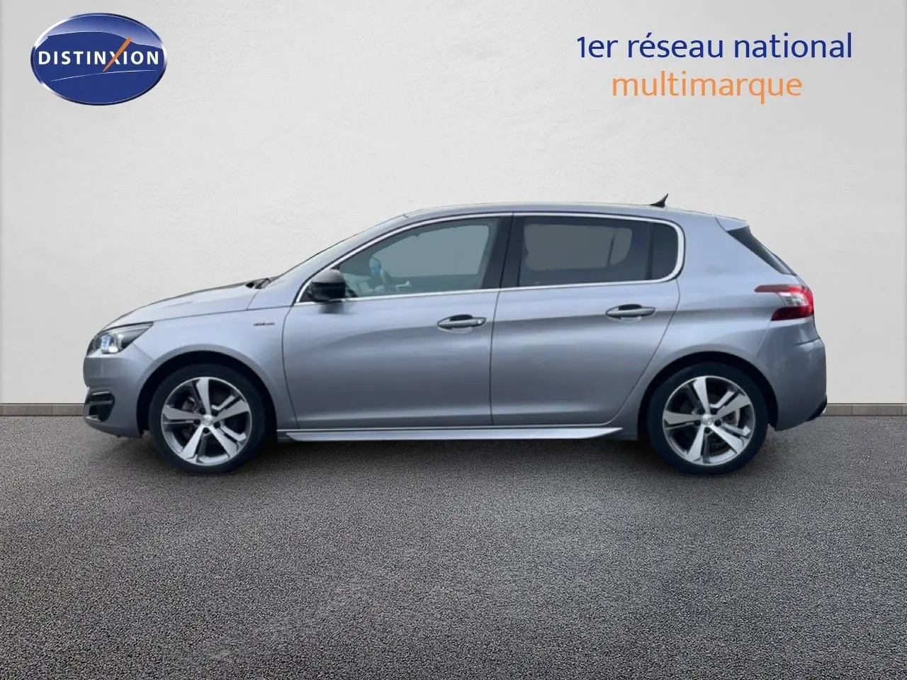 Vue latérale droite d'une Peugeot 308 gris Artense de 2017, finition GT Line avec jantes alliage distinctives.