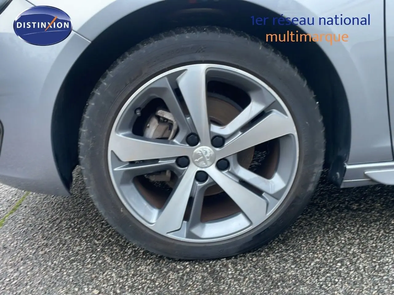 Gros plan sur la roue avant gauche gris Artense d'une Peugeot 308 GT Line 2017, mettant en valeur la jante alliage.