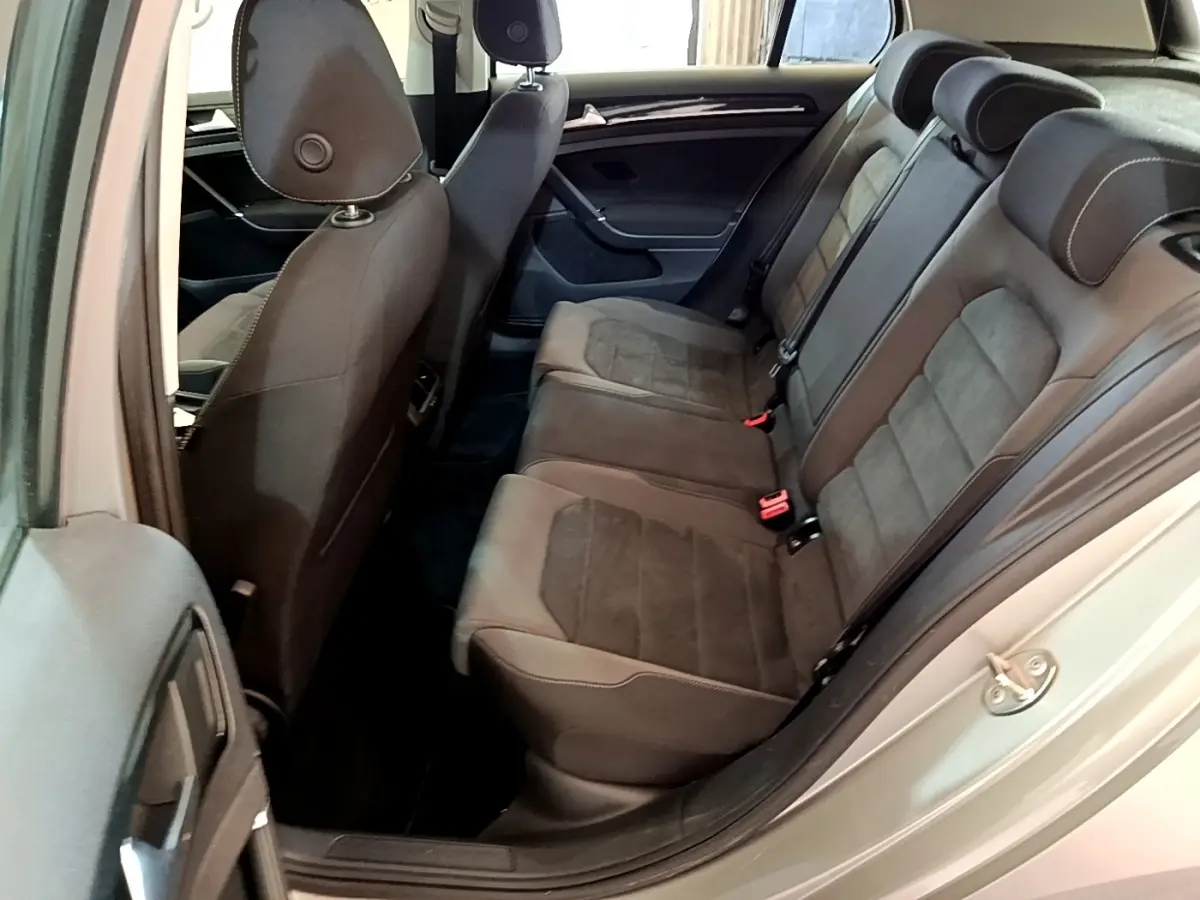 Vue intérieure côté droit sur la banquette arrière en tissu gris foncé d'une Volkswagen Golf gris clair 2017