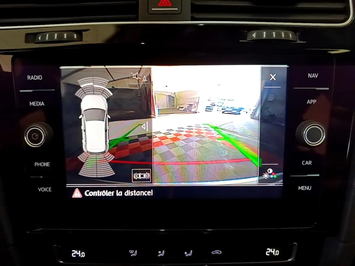 Écran tactile de la Volkswagen Golf 1.6 TDI 2017 affichant la caméra de recul et les capteurs de stationnement.