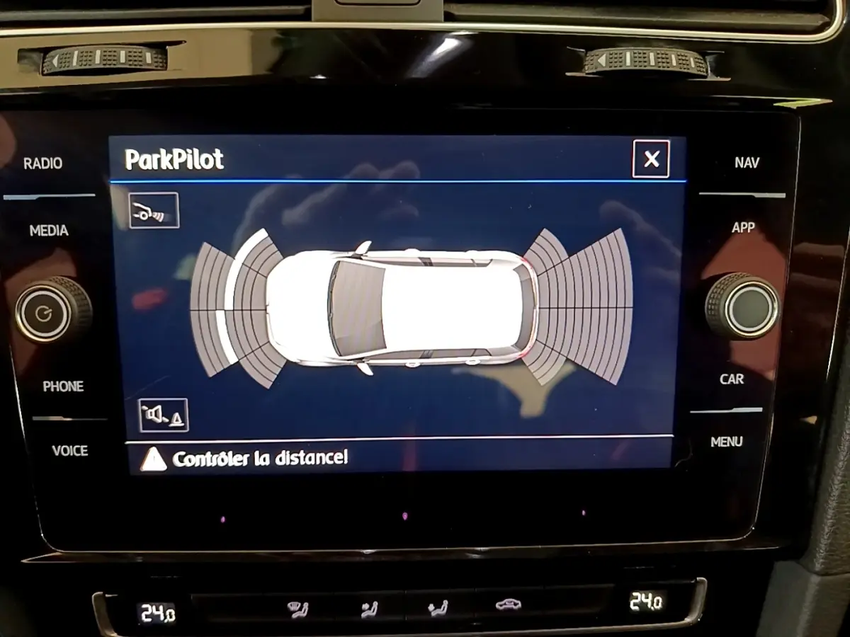 Écran tactile central affichant le système ParkPilot de la Volkswagen Golf 1.6 TDI 2017 avec alertes de distance.