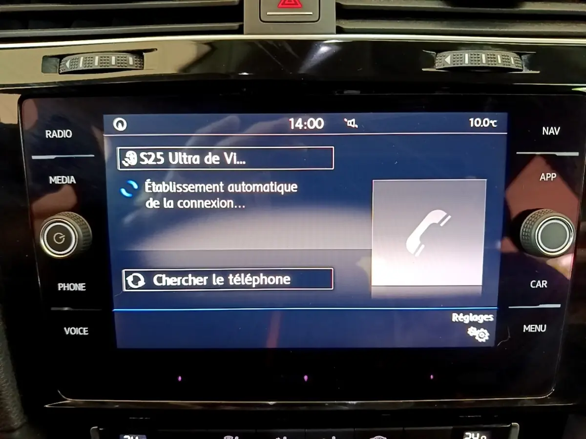 Écran tactile central de la Volkswagen Golf gris clair 2017 affichant la connexion téléphone en cours.