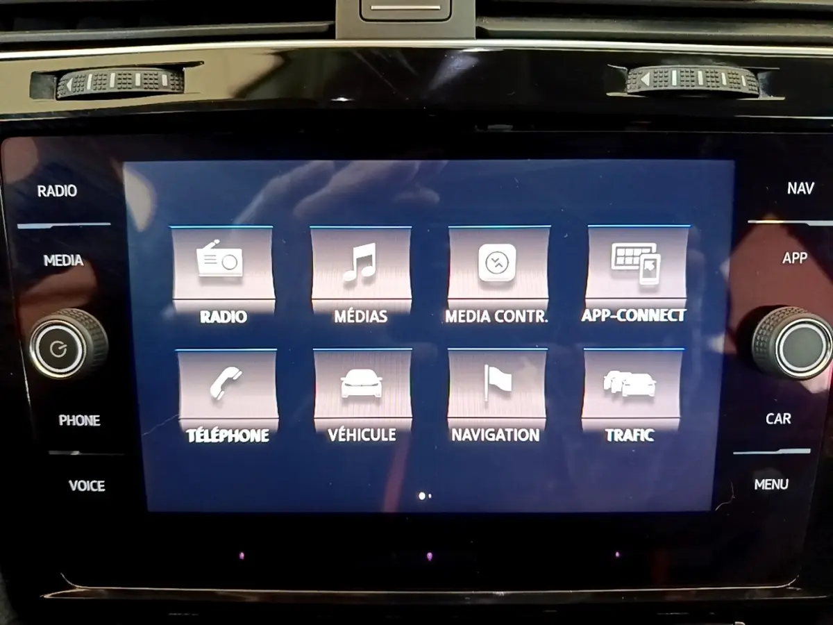 Écran tactile central de la Volkswagen Golf gris clair 2017 affichant les menus radio, médias, téléphone et navigation.