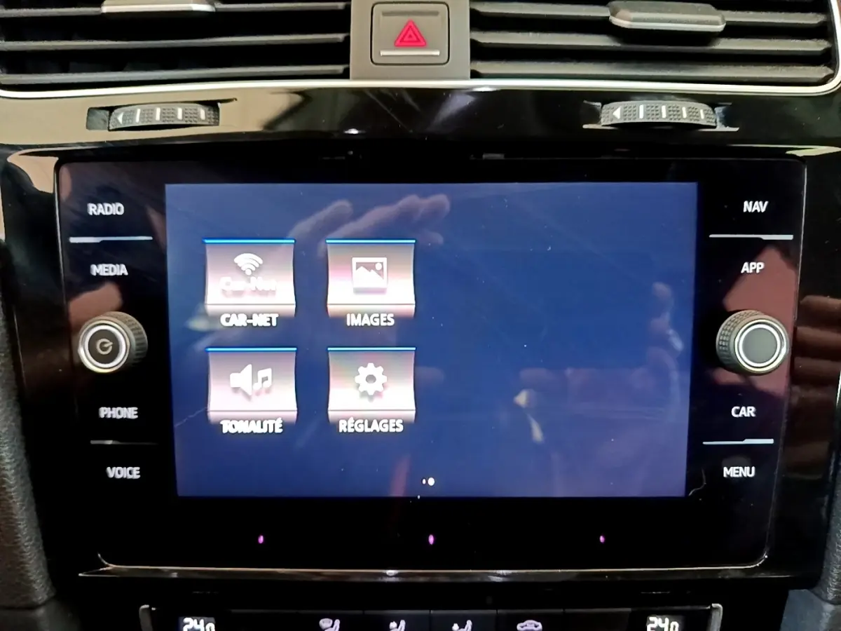 Écran tactile central allumé avec menu Car-Net, Images, Tonalité et Réglages dans une Volkswagen Golf gris clair 2017