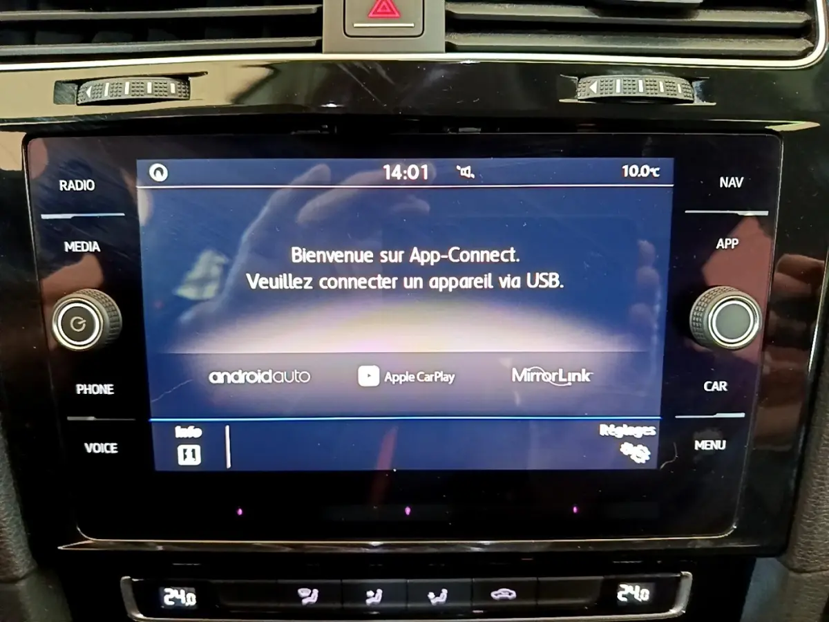 Écran tactile central de la Volkswagen Golf gris clair 2017 affichant App-Connect avec options Android Auto, Apple CarPlay et MirrorLink.