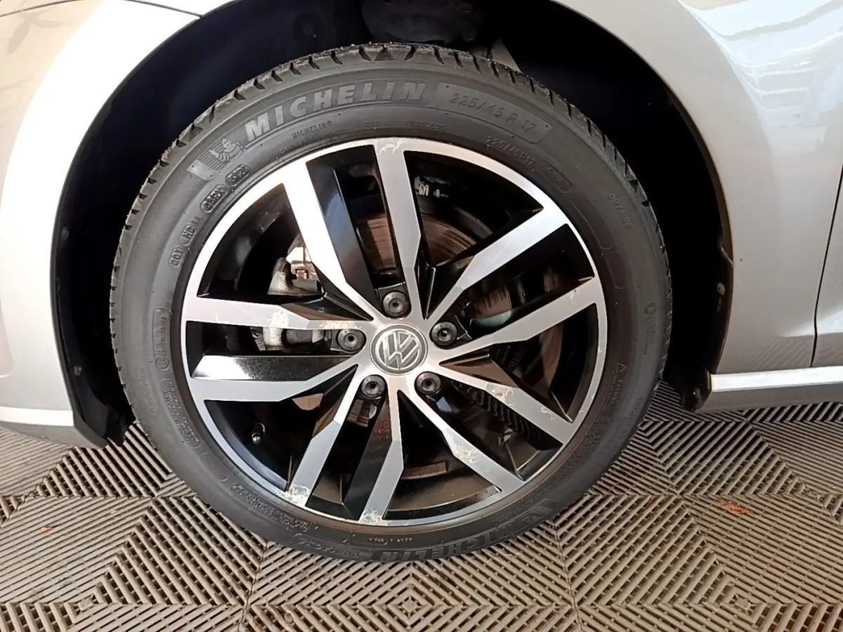 Gros plan sur la roue avant gauche gris clair d'une Volkswagen Golf 2017 avec jante alliage noir et argent.