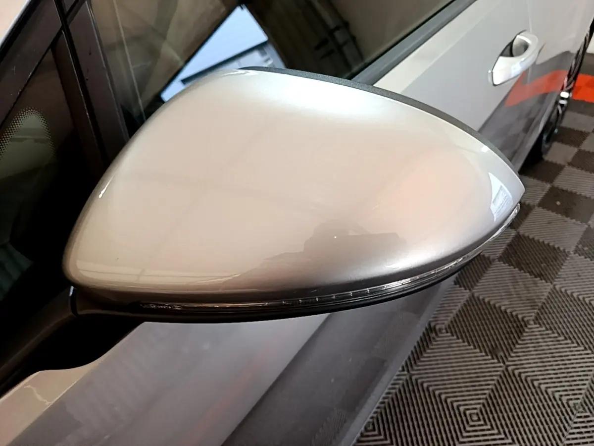 Rétroviseur droit gris clair de la Volkswagen Golf 1.6 TDI 2017 avec clignotant intégré, vue rapprochée en intérieur.