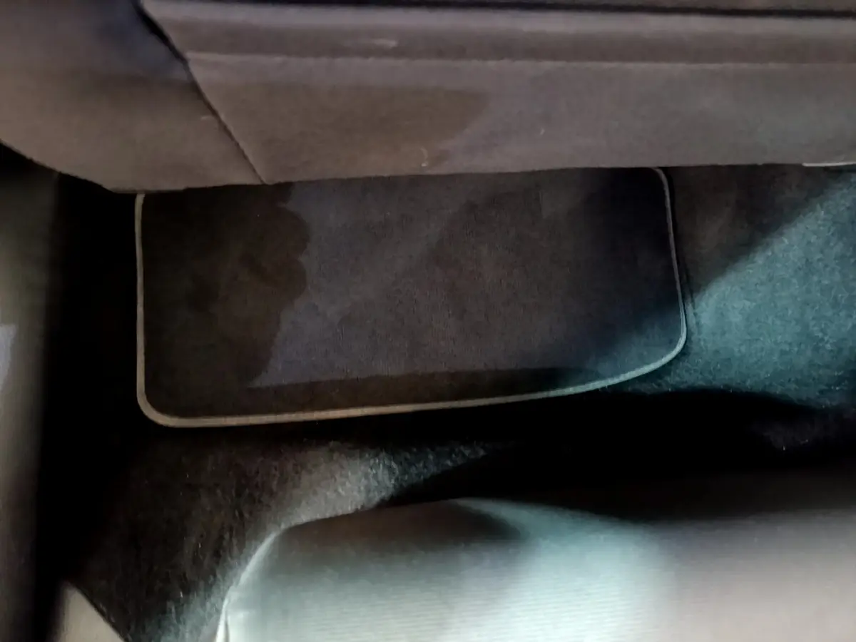 Gros plan sur le tapis de sol gris foncé côté passager de la Volkswagen Golf 2017, finition Carat Exclusive.