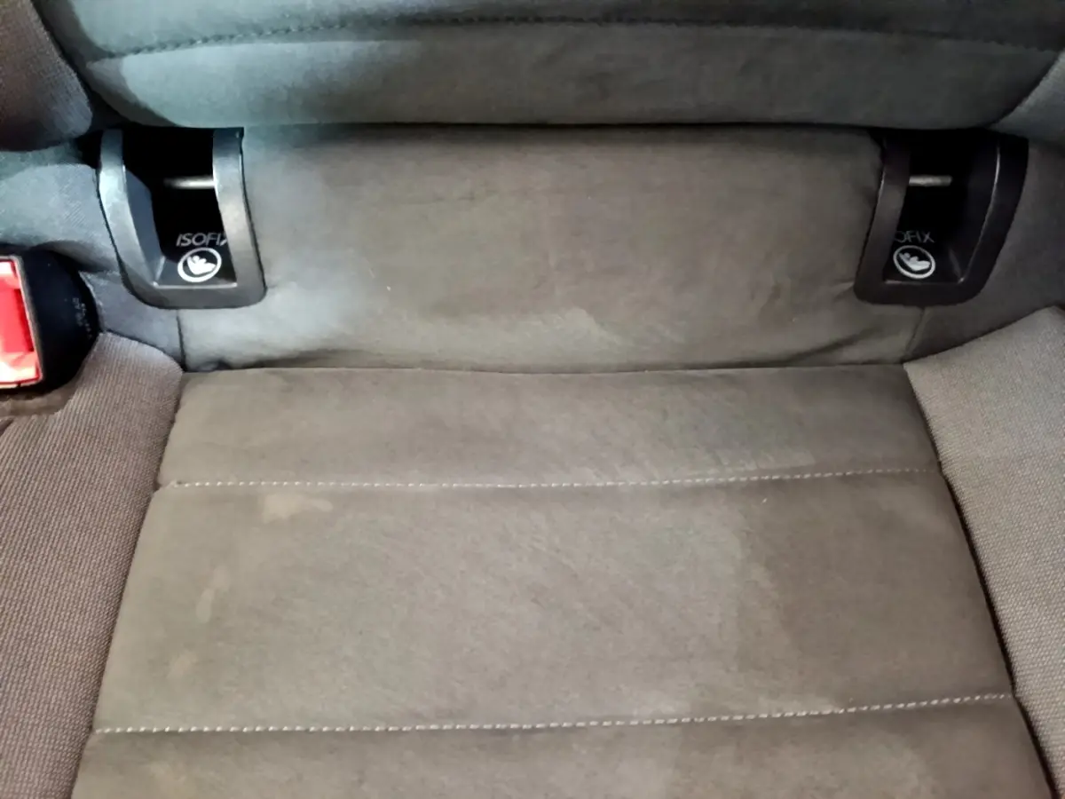 Gros plan sur l'assise arrière grise avec fixations ISOFIX visibles d'une Volkswagen Golf 1.6 TDI 2017.