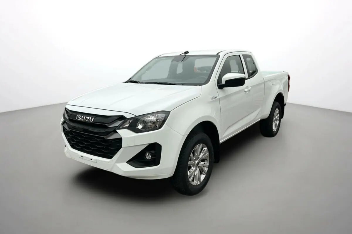 Isuzu D-MAX Splash White en 3/4 avant droit, avec calandre noire et jantes alu 18 pouces visibles.