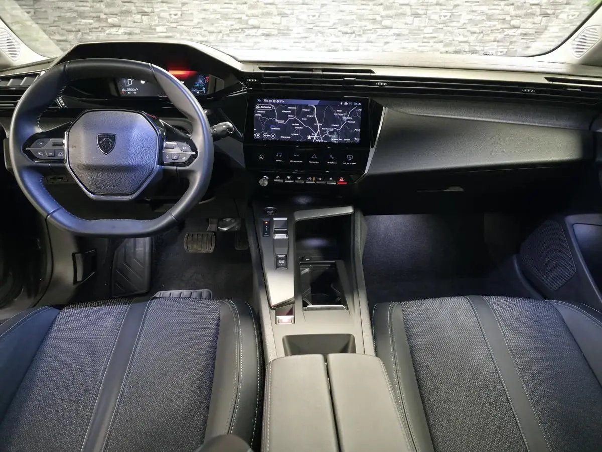 Vue intérieure avant du Peugeot 408 gris, avec tableau de bord numérique et écran tactile central 10 pouces.