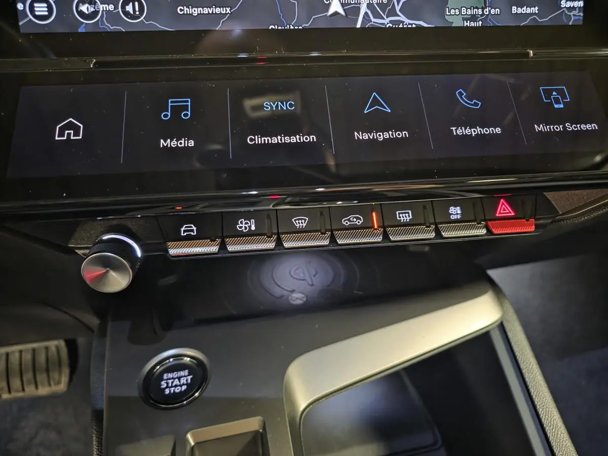 Vue rapprochée de la console centrale du Peugeot 408 gris, avec écran tactile 10 pouces et commandes tactiles.