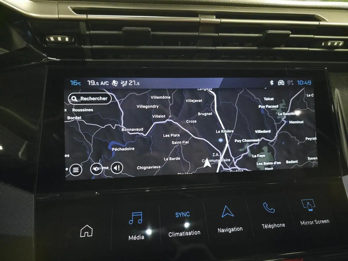 Écran tactile central 10'' affichant la navigation dans l’habitacle d’une Peugeot 408 gris, vue de face.