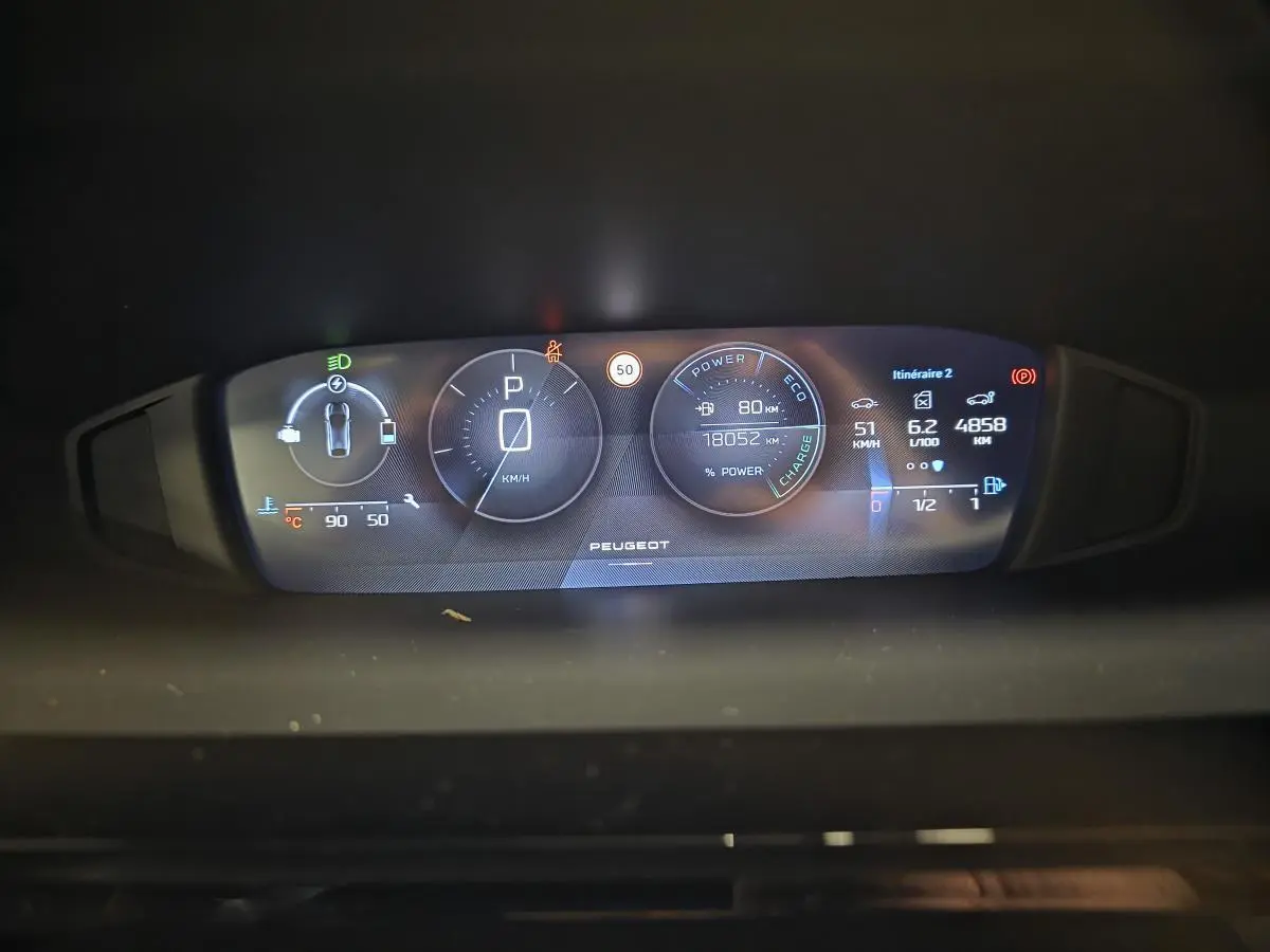 Combiné d'instrumentation numérique 10'' du Peugeot 408 hybride, affichant vitesse, autonomie et consommation.