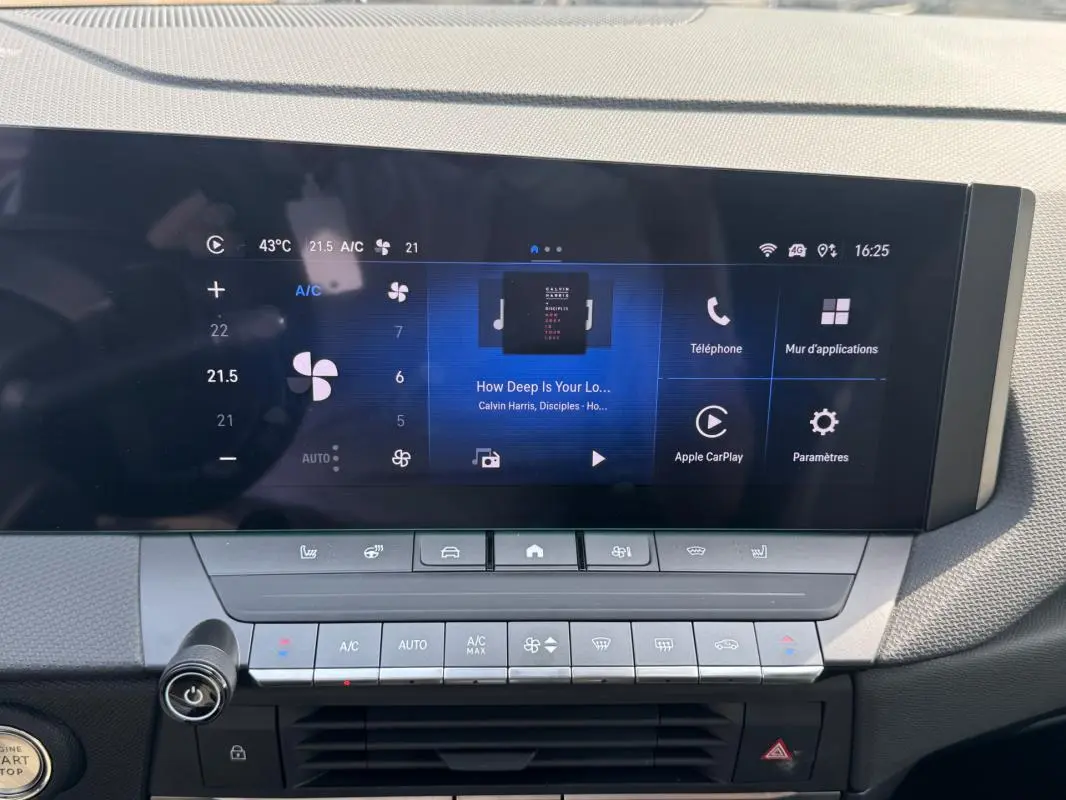 Vue rapprochée de l’écran tactile central de l’Opel Astra 2024 gris, affichant la climatisation et les options multimédia.