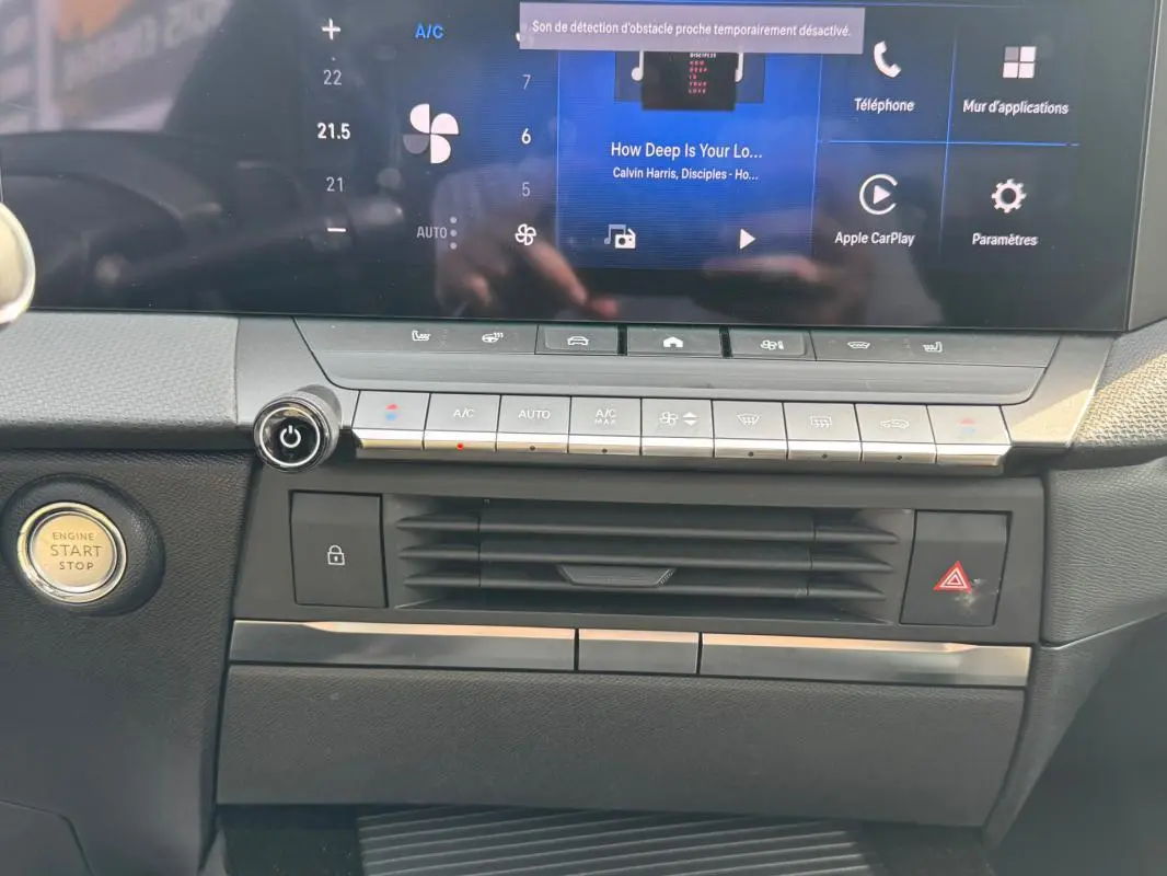 Vue rapprochée du tableau de bord de l'Opel Astra 2024, montrant l'écran tactile et les commandes de climatisation.