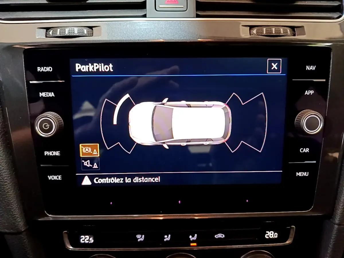 Vue rapprochée de l'écran tactile intérieur affichant le système ParkPilot d'une Volkswagen Golf noire de 2018.