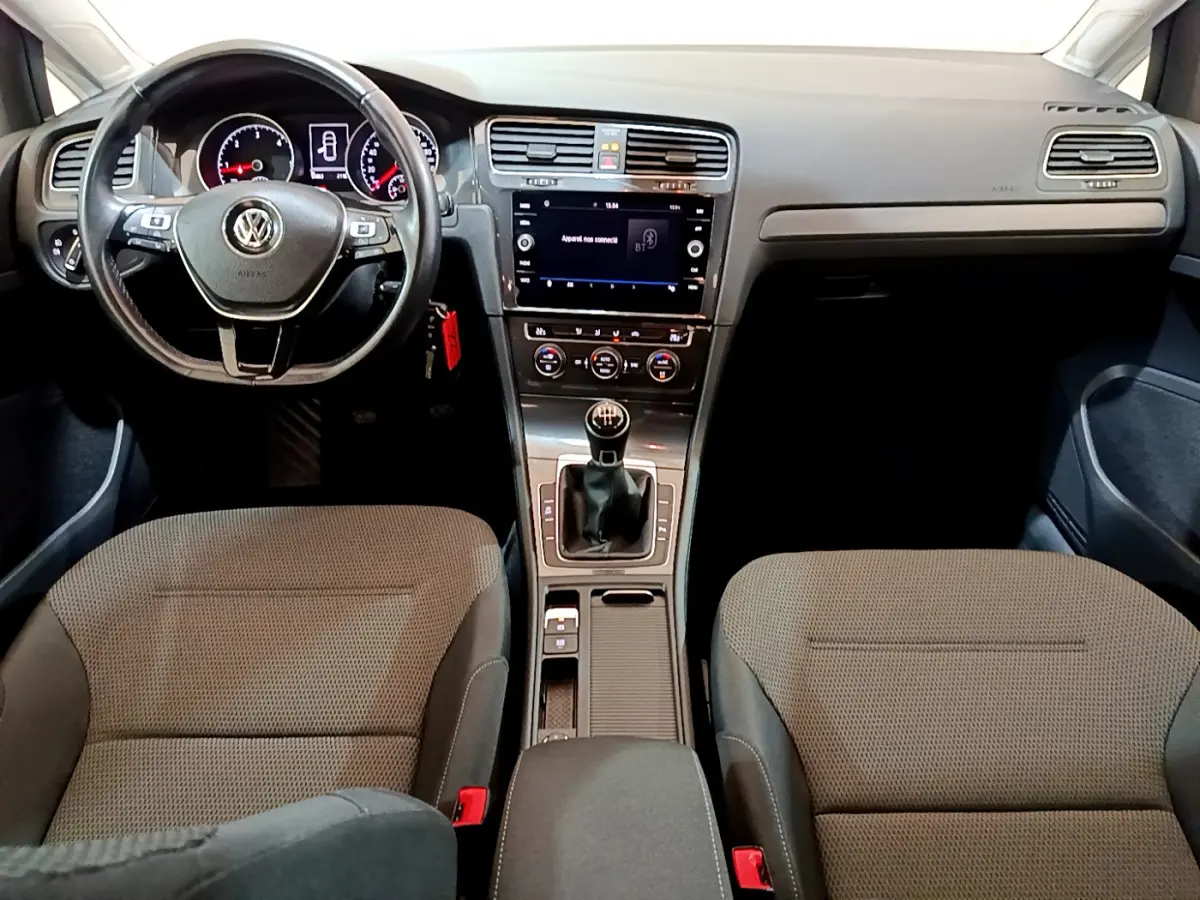 Intérieur Volkswagen Golf 2018 vue avant, tableau de bord noir avec volant cuir et boîte manuelle visible