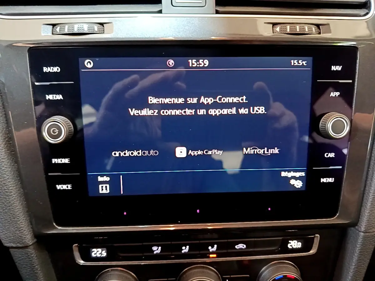 Écran tactile central affichant App-Connect dans l’habitacle noir d’une Volkswagen Golf 2018.