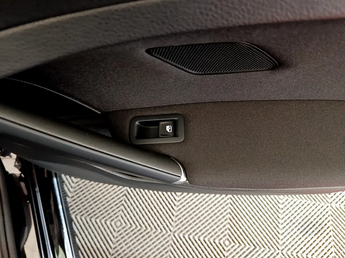 Détail de la poignée intérieure noire côté gauche d'une Volkswagen Golf 1.6 TDI 2018 avec verrouillage centralisé.