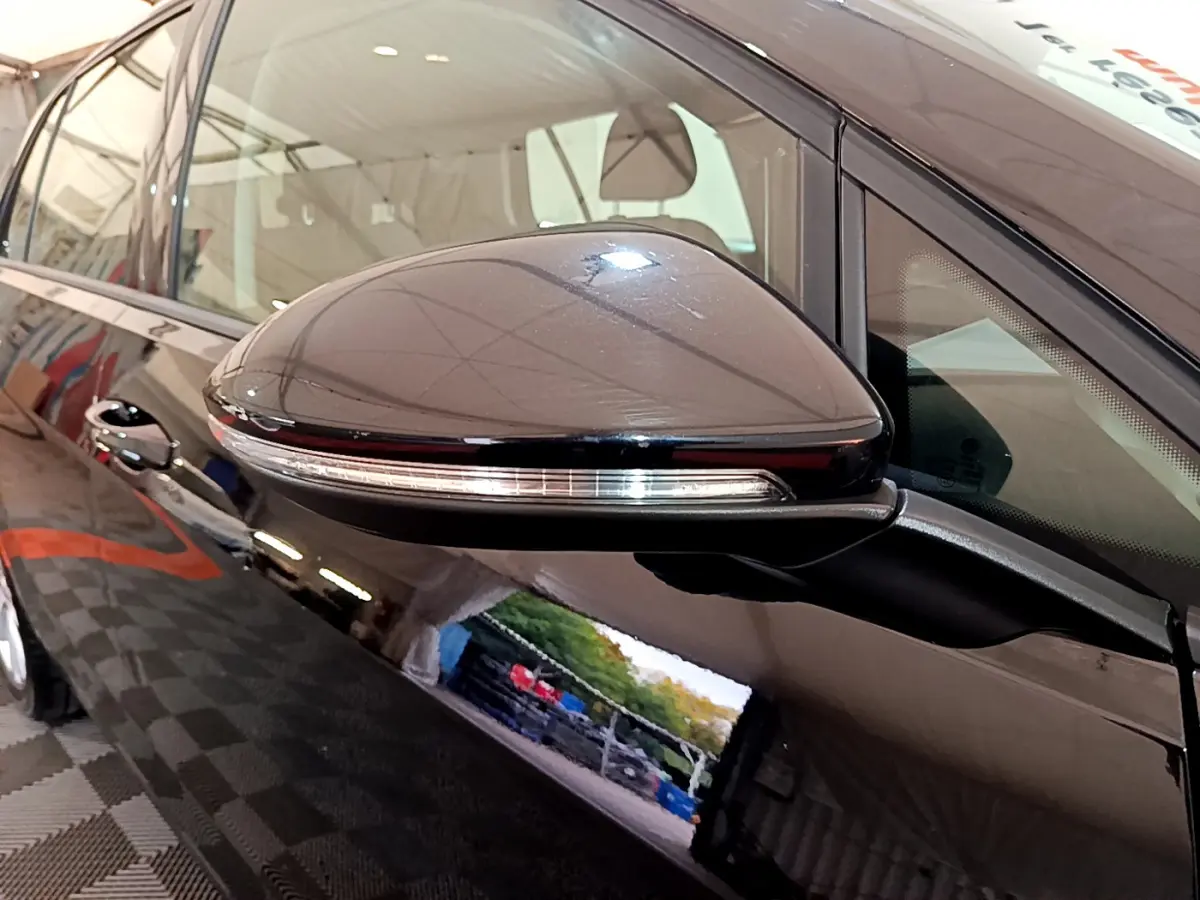 Rétroviseur côté gauche noir brillant avec clignotant intégré sur Volkswagen Golf 2018 vue rapprochée.