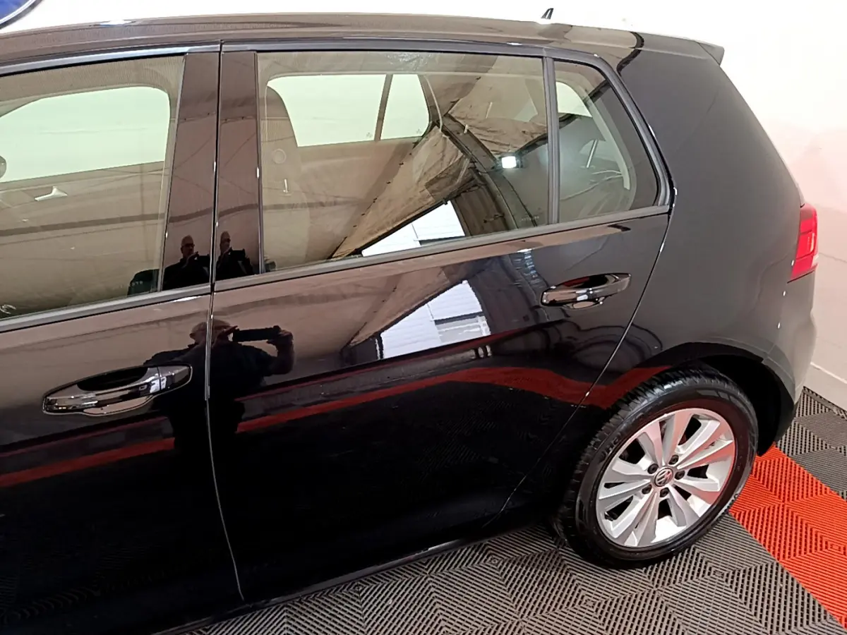 Profil côté gauche de la Volkswagen Golf noire 2018, mettant en valeur les portières et la jante alliage arrière.