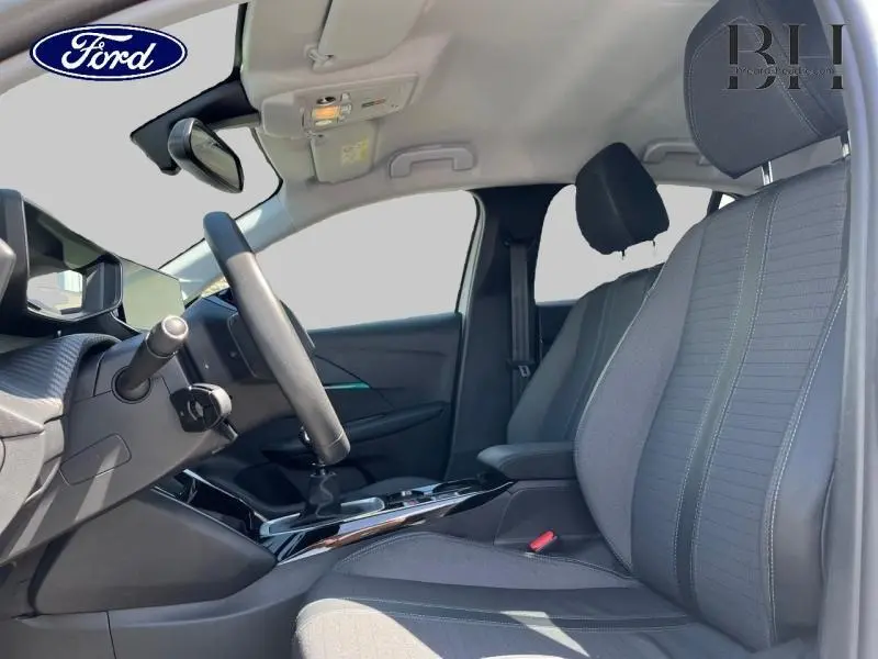 Vue intérieure côté conducteur de la Peugeot 208 1.5 BlueHDi 2021, sièges gris et volant noir.