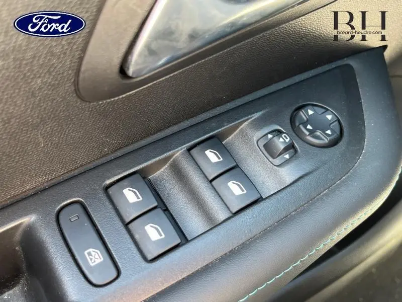 Gros plan sur les commandes de lève-vitres et rétroviseurs électriques côté conducteur d'une Peugeot 208 blanc Banquise.