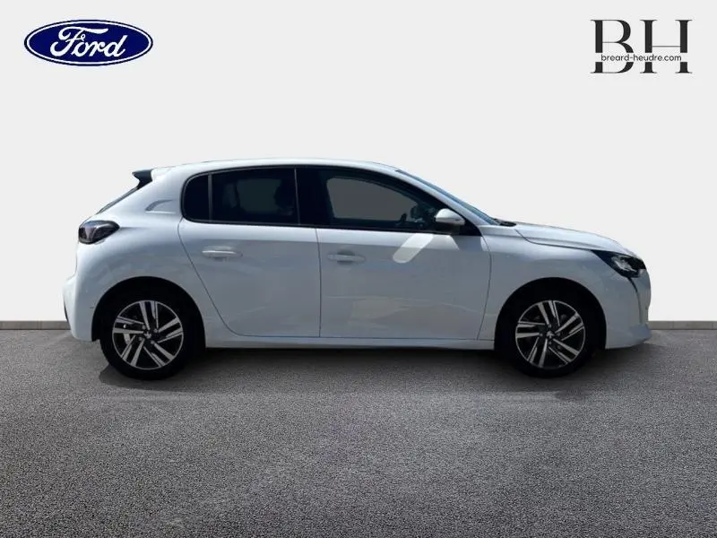Profil droit d'une Peugeot 208 blanche Banquise 2021, avec jantes alliage et vitres arrière teintées.