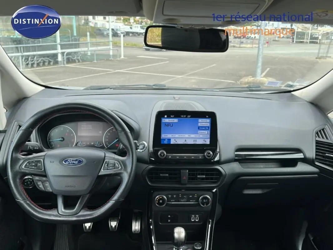 Vue intérieure avant du Ford EcoSport gris clair 2018, avec tableau de bord et écran tactile central visible.