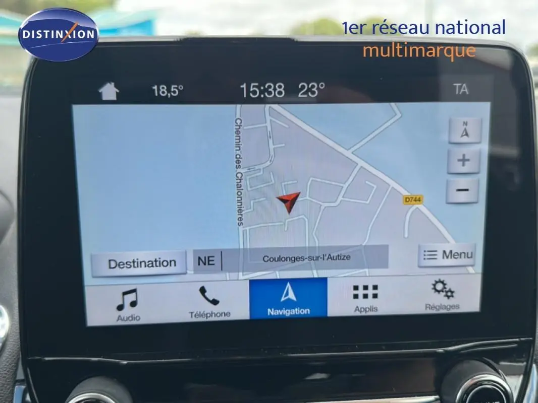 Écran tactile du GPS de la Ford EcoSport gris clair, vue rapprochée du système de navigation en fonctionnement.