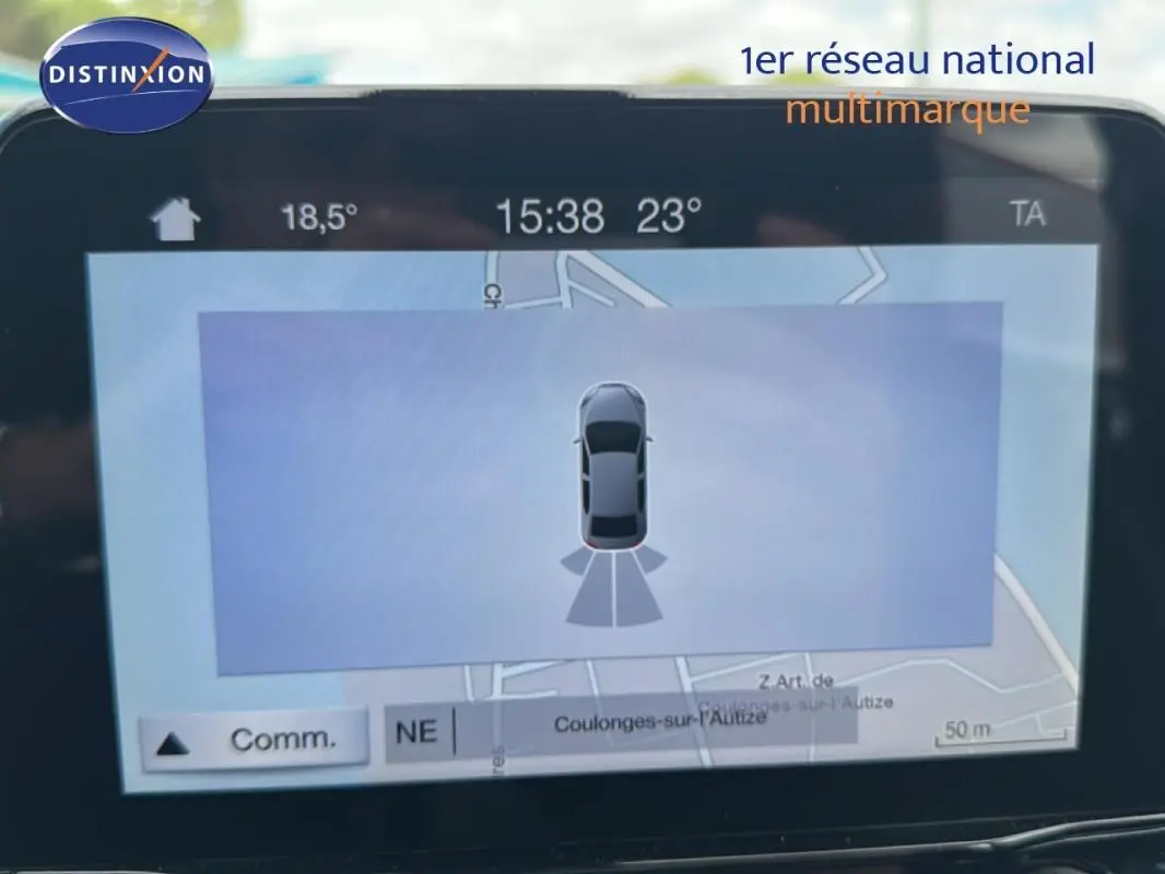 Écran tactile du GPS montrant la vue aérienne du Ford EcoSport gris clair en stationnement.