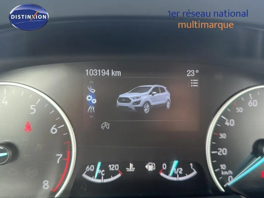 Vue du tableau de bord du Ford EcoSport gris clair 2018, affichage numérique avec image du SUV en profil droit.
